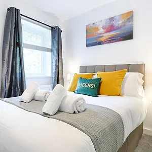  Apartment Bryn House - Tv In Every Bedroom! United Kingdom