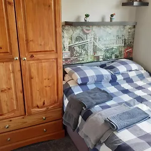  Homestay Double Bedroom Sleeps 1 Or 2 With Back Garden View United Kingdom